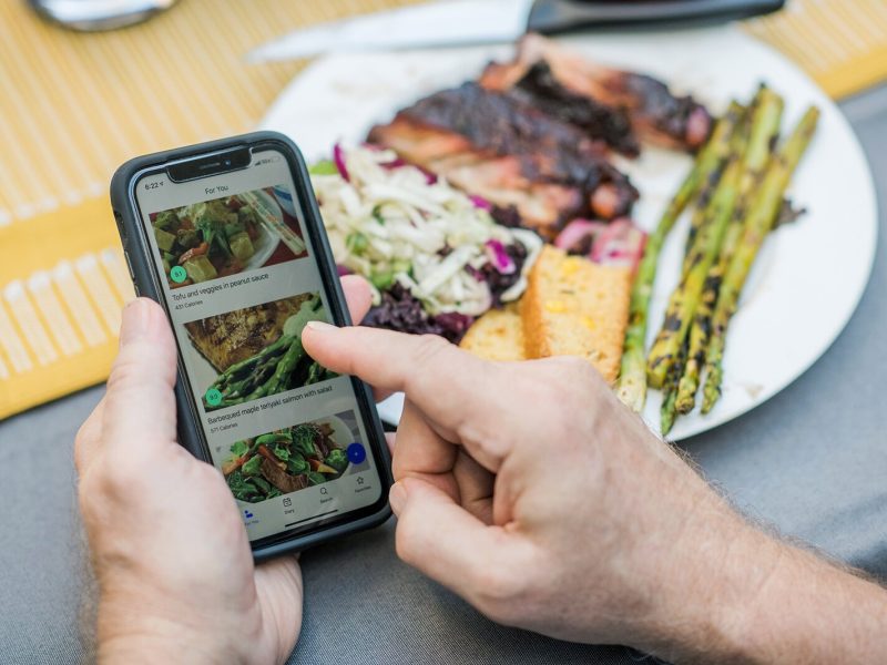 A person uses the DayTwo Precision Nutrition app.