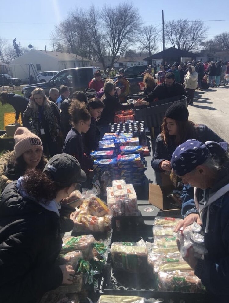 Ohgo holds regular pantry events set up in underserved neighborhoods, distributing pantry and fresh foods to those in need. 