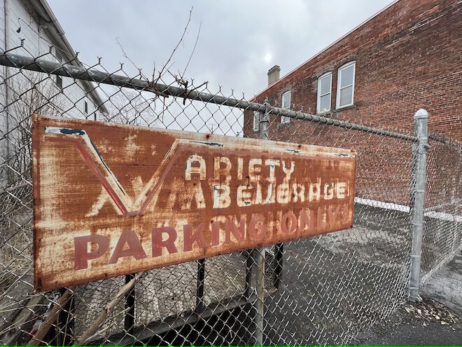 An old sign guides customers to Variety Beverage. (Photo/The Helm)