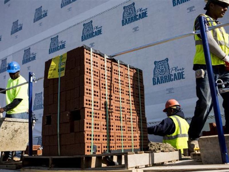 ricklayers from TopCat Masonry Contractors LLC work on an apartment complex in Downtown Memphis in 2014. (Brad Vest/The Commercial Appeal)