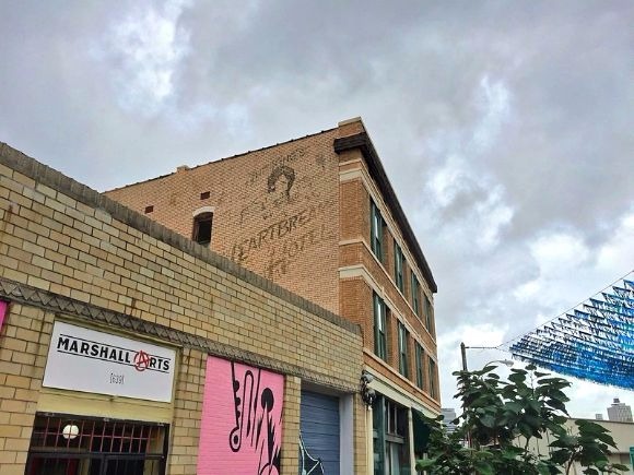 A short-lived restaurant located just around the corner from Sun Studios tried to capitalize on Graceland's fame. 