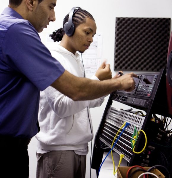 Mentors share hi-tech digital skills with teens in Cloud901, a partly crowdfunded project at the Memphis Public Library