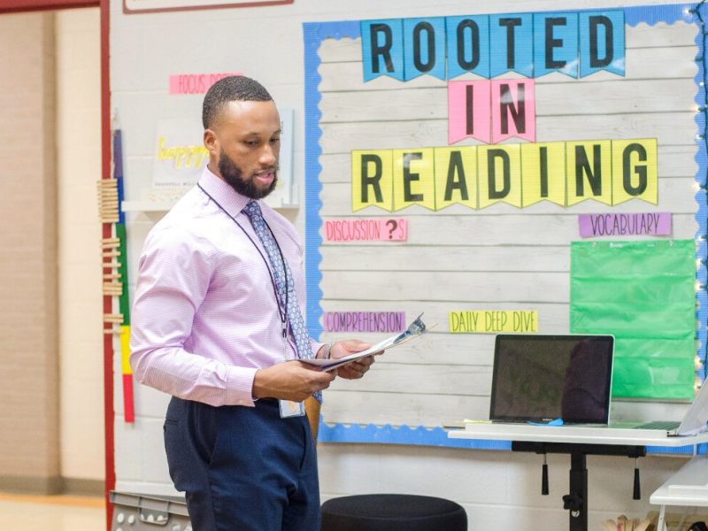 A graduate of the Memphis Teaching Resident program teaches literacy skills to elementary students. (Memphis Teaching Residency)