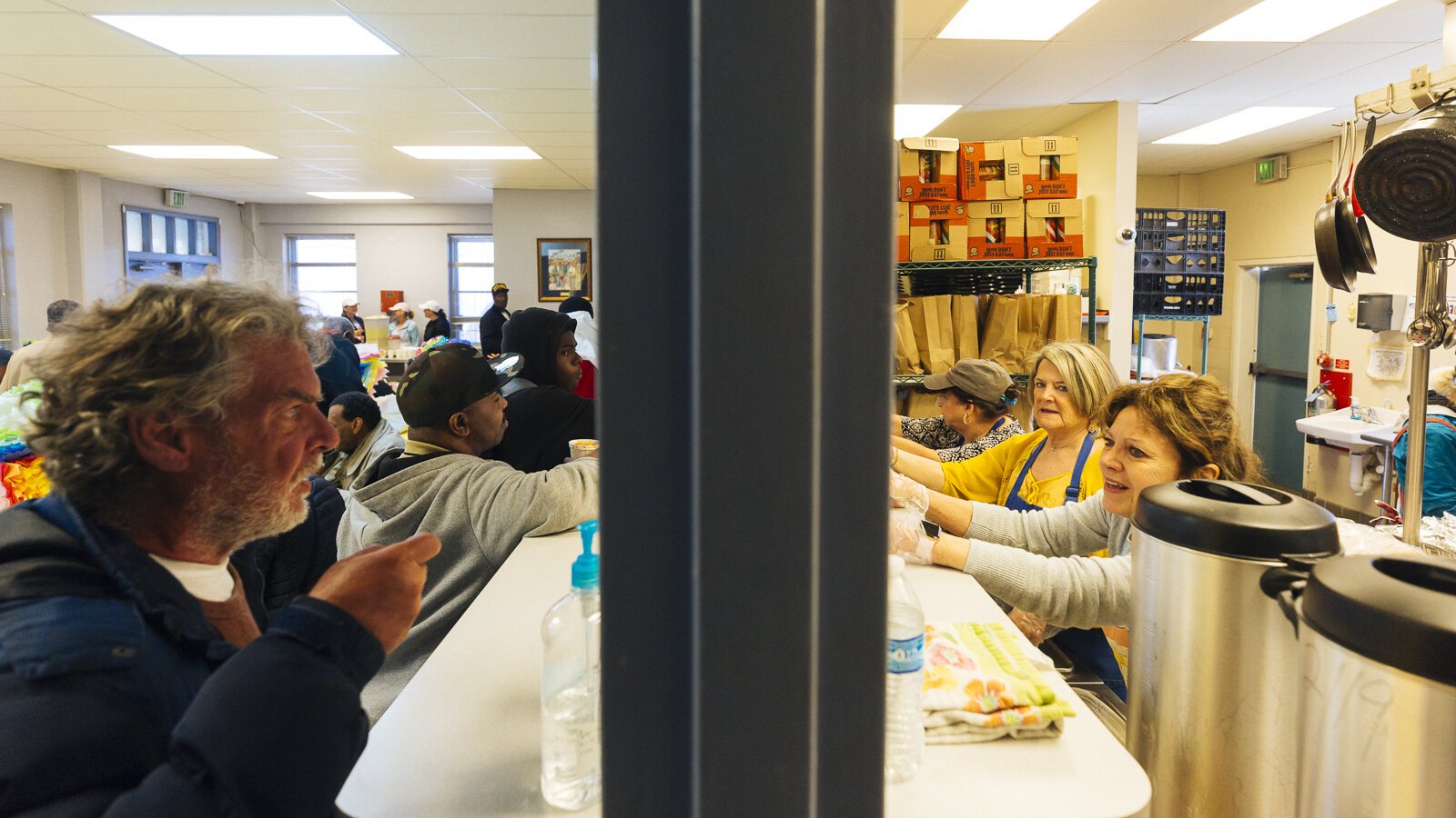 Madonna Center volunteers serve food to the impoverished at the Society of St. Vincent de Paul of Memphis Ozanam Food Mission. 2019. (Ziggy Mack)