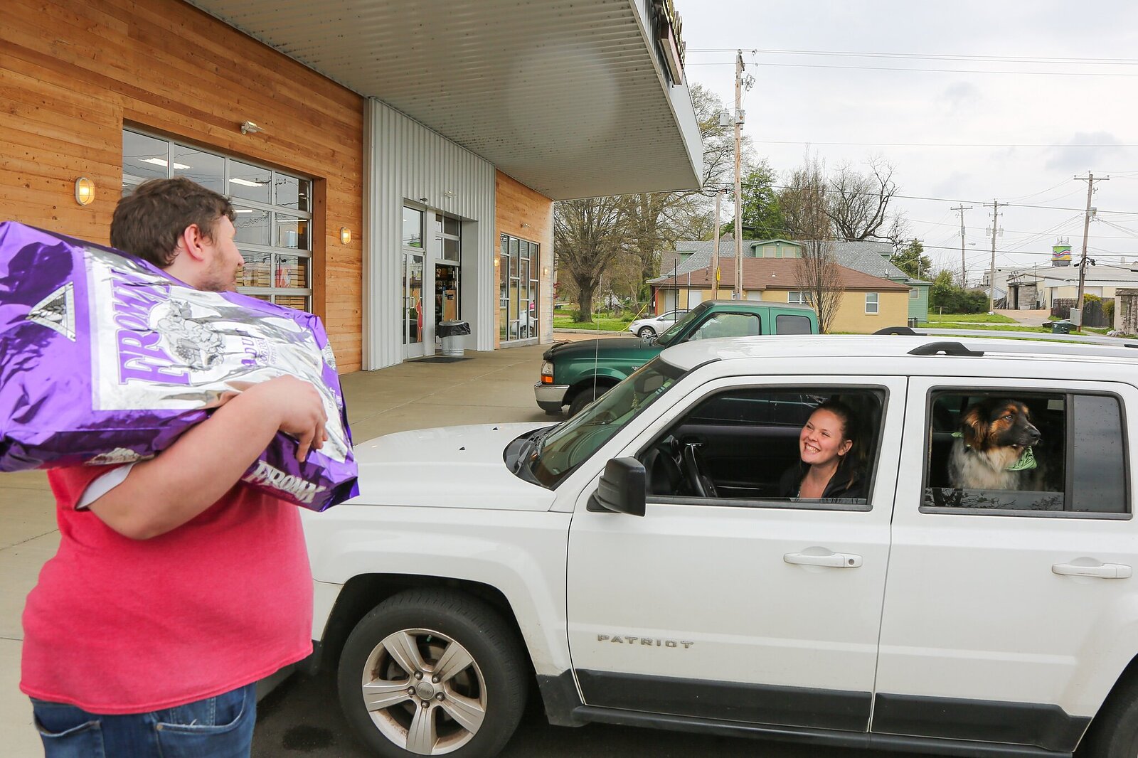 A Hollywood Feed staff member at the Broad Avenue location makes a curbside delivery. The new curbside pickup service launched on March 27 in response to social distancing recommendations for COVID-19. (Hollywood Feed)