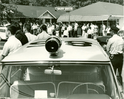 Police, picketers and white counter-protesters were regular fixtures on the Highland Strip in the spring of 1964. (University of Memphis Special Collections) 