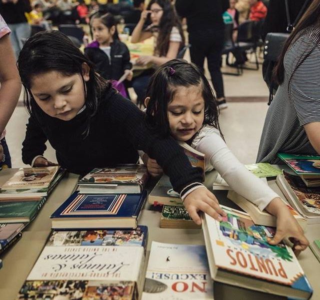 Los niños buscan libros en Desayuno Con Libros en el Centro Comunitario de Gaisman. (Desayuno Con Libros)