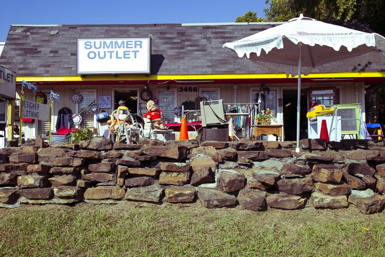 The exterior of the Summer Outlet thrift store at 3466 Summer Avenue. (Natalie Eddings)