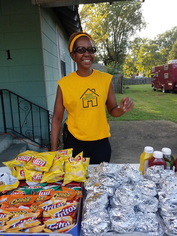 Dana Merriweather, fundadora y vicepresidenta de la Asociación de Vecinos de Mitchell Heights, es voluntaria en Holmes Street National Night Out. (Madeline Faber)