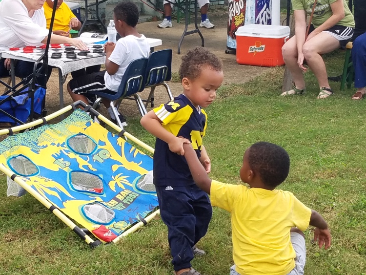 Los niños juegan en un evento del vecindario. (Madeline Faber)