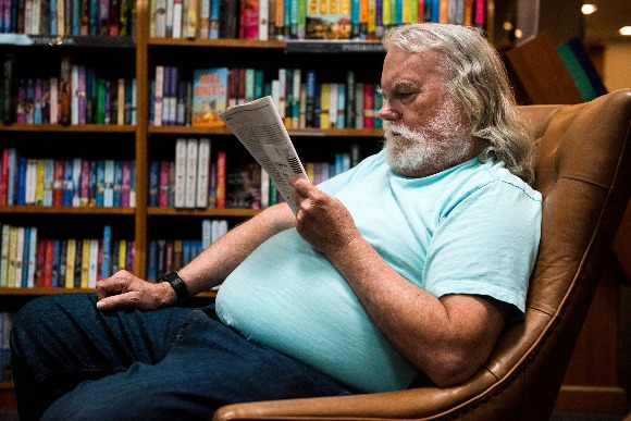 Joe Rucker reads a magazine at Novel bookstore in East Memphis. (Brandon Dill/High Ground News)