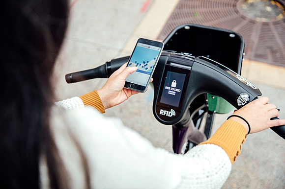 BCycle Dash Smart Bike offers a forward-facing display, with a touchscreen GPS for route recommendations and directions.